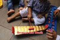 Bermain Alat Musik